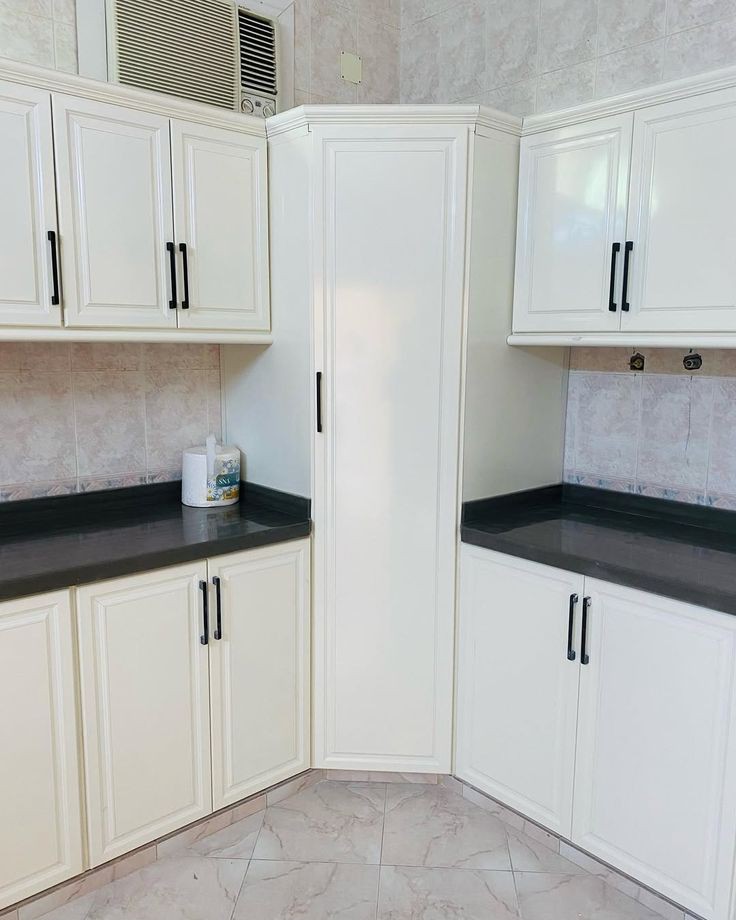 تفصيل مطبخ مودرن أبيض لامع في شمال الرياض - مطابخ خبراء الرياض