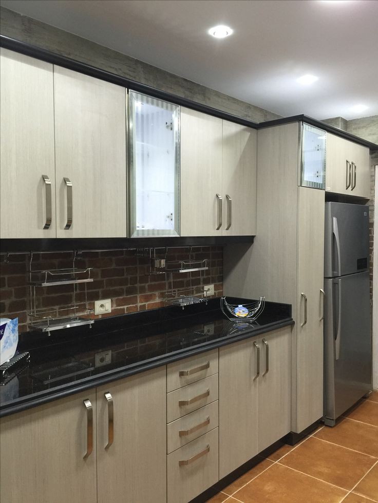 تفصيل مطبخ مودرن أبيض لامع في شمال الرياض - مطابخ خبراء الرياض