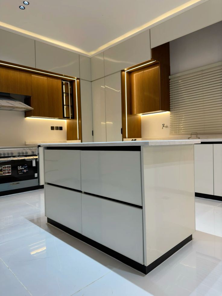 تفصيل مطبخ خشب سنديان طبيعي كلاسيك بالرياض - مطابخ خبراء الرياض