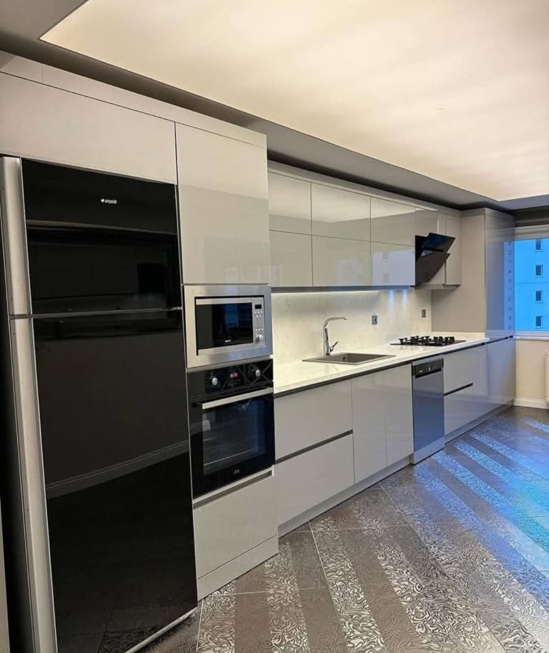 تفصيل مطبخ مودرن أبيض لامع في شمال الرياض - مطابخ خبراء الرياض